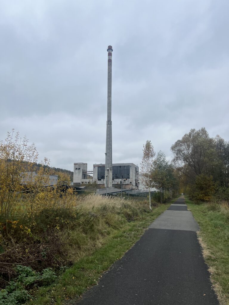 cyklostezka Česká Lípa - Vlčí důl s komínem z bývalé mlékarny