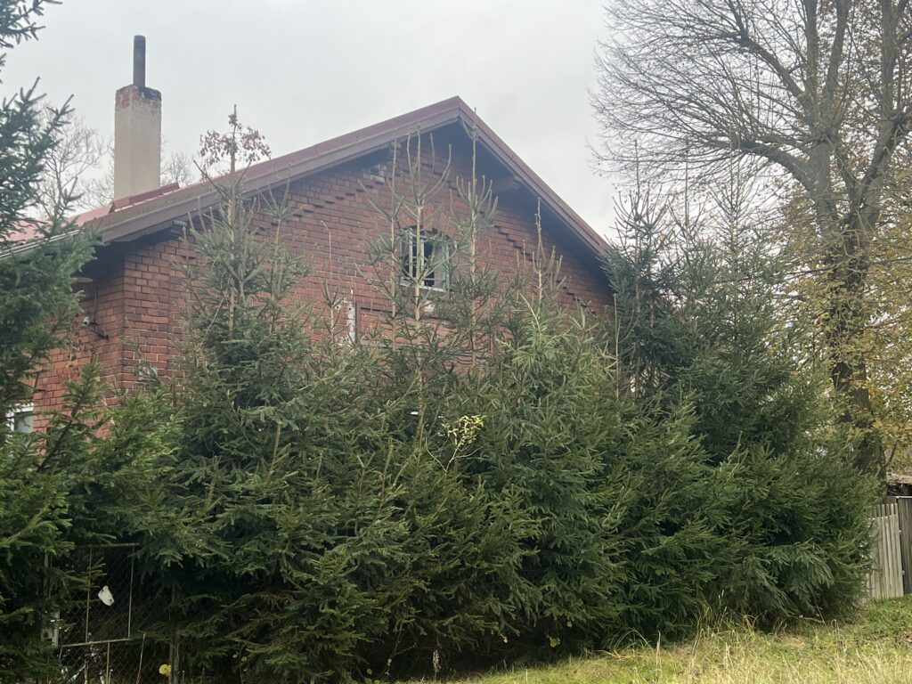 Jedna z bývalách železničních budov