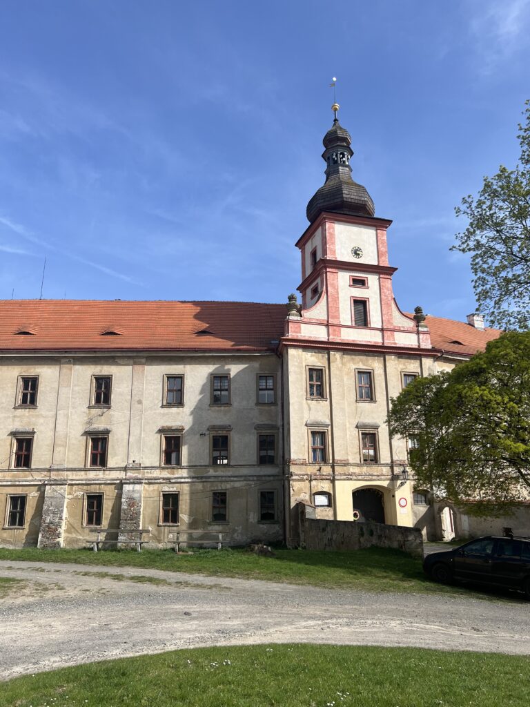 Zámek Bělá pod Bezdězem