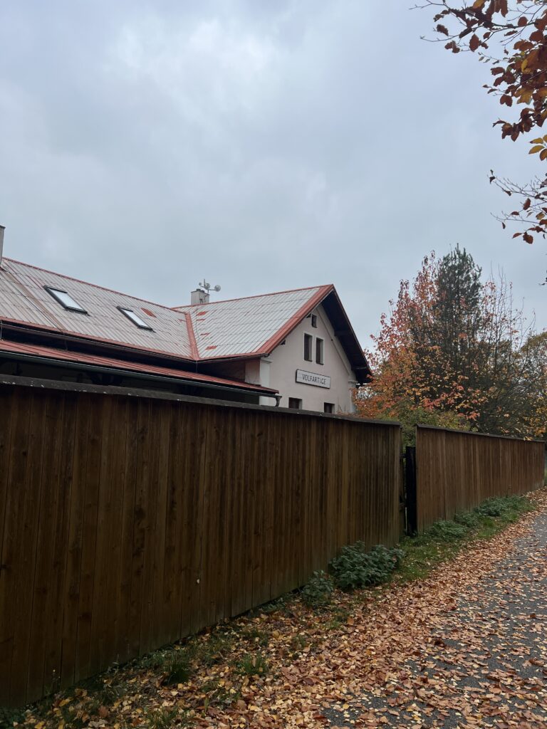 Bývalá nádražní budova na cyklostezce Varhany_Volfartice