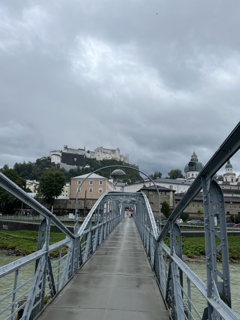 Most Mozartsteg přes řeku Salzach_Salzburg