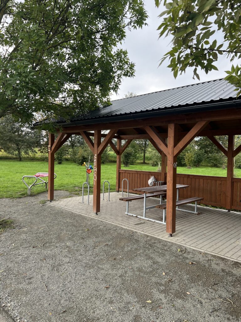 Odpočívadlo_Cyklostezka Do Prahy na kole