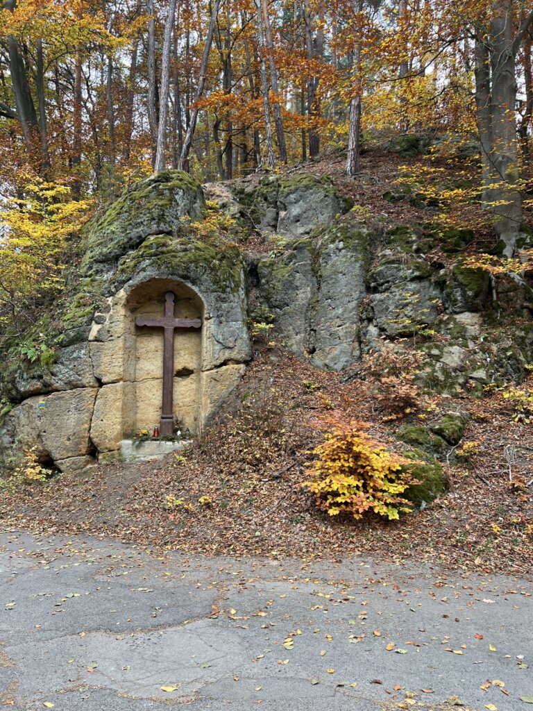 Skalní kaplička Žlutý Kříž_Kokořínsko