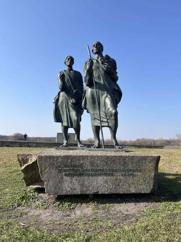 Slavníkovské hradiště_Sousoší sv. Vojtěcha a sv. Radima_Libice nad Cidlinou_Labská stezka