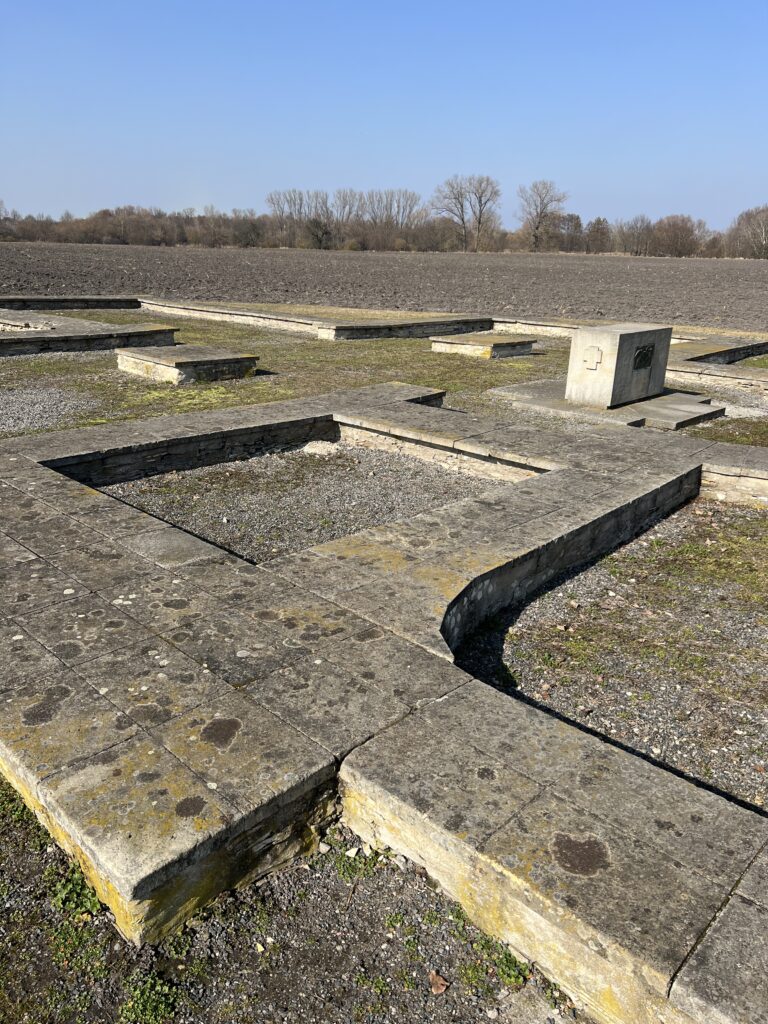 Slavníkovské hradiště_základy_Libice nad Cidlinou_Labská stezka