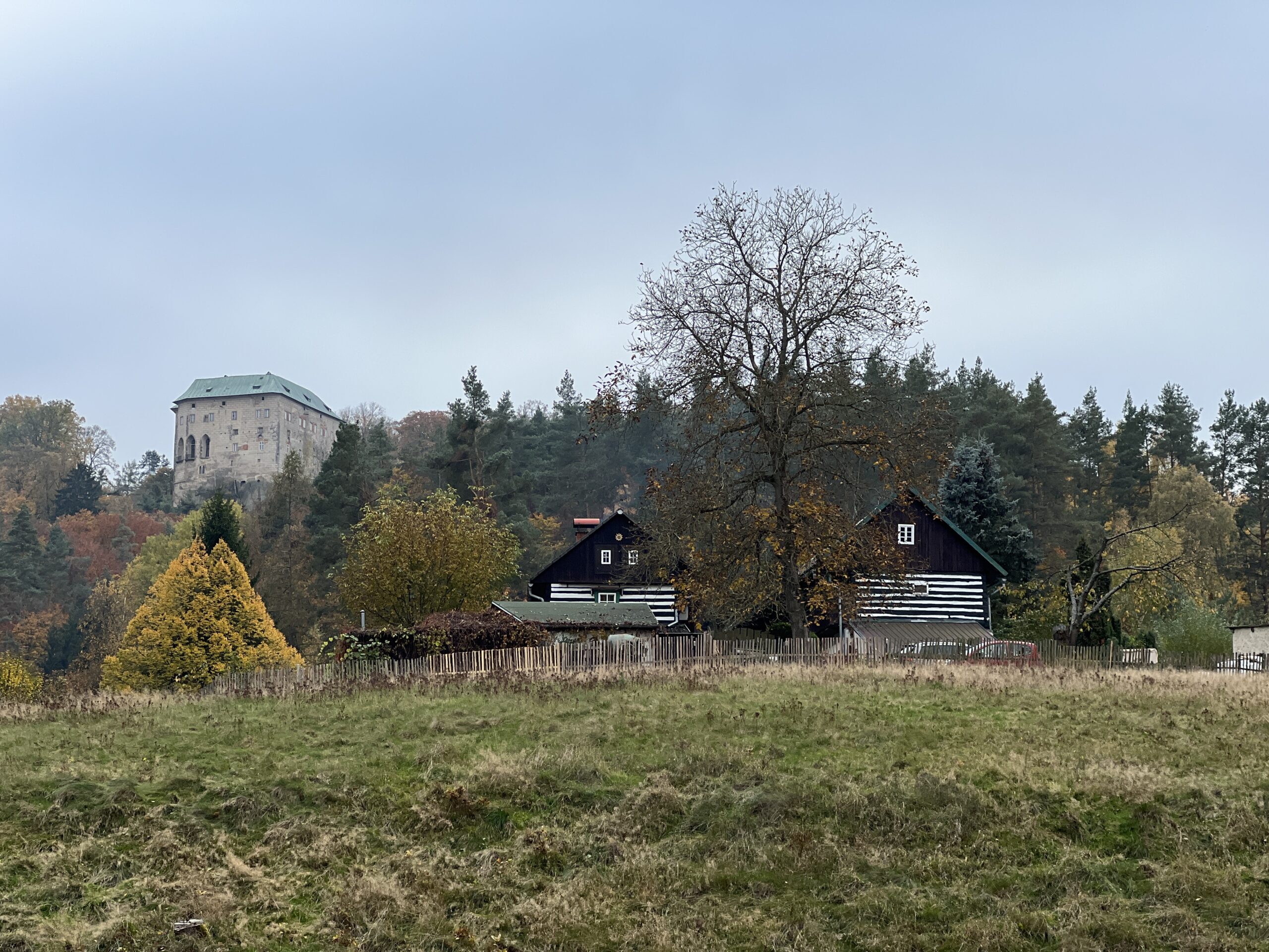 🏰 Cyklovýlet k hradu Houska – jízda do tajemna, kde prý začíná brána do pekel