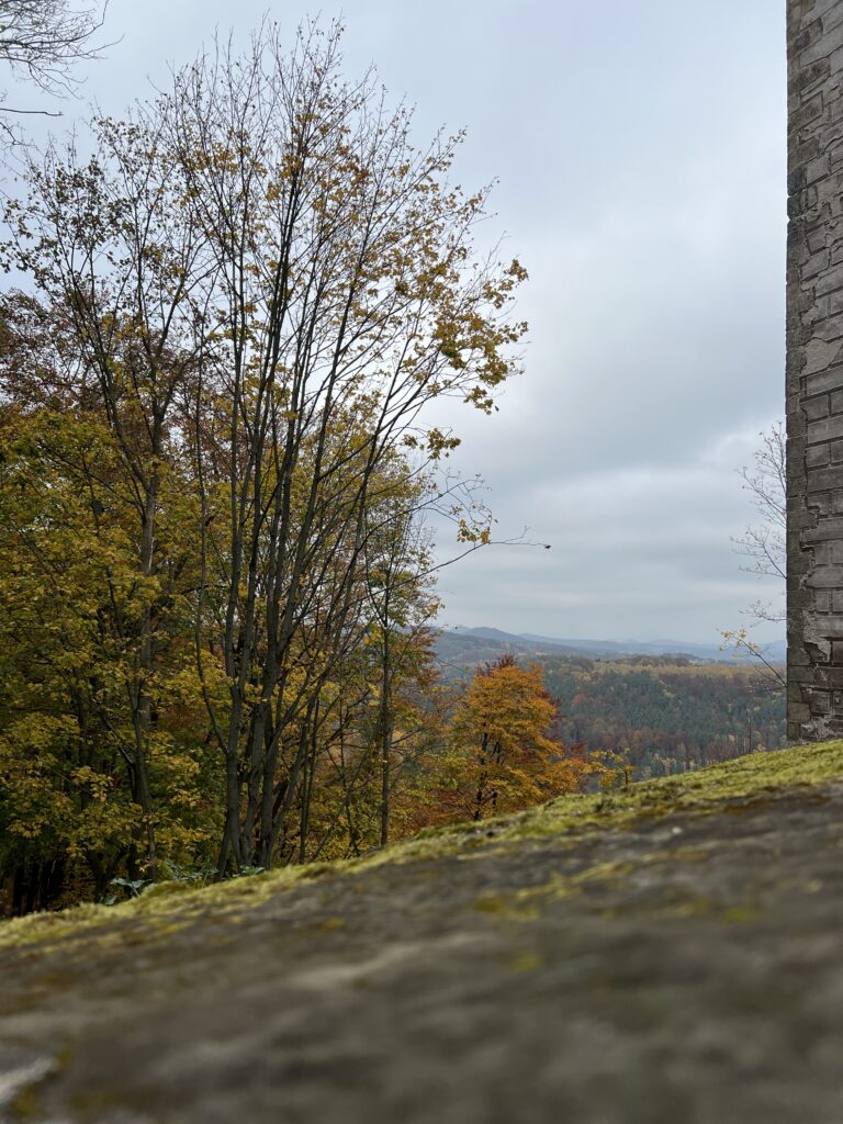 Výhled z nádvoří hradu Houska