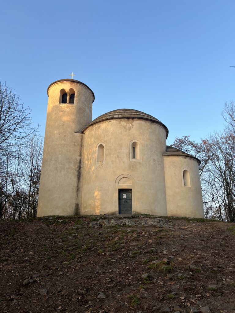 Rotunda sv. Jiří a sv. Vojtěcha_Říp