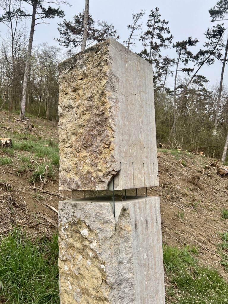 Skulptura Strážci_Údolí Dalejského potoka