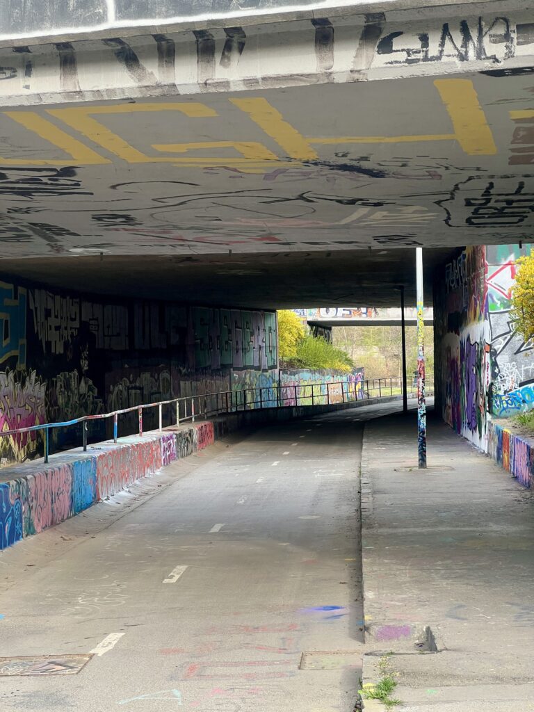 Vjezd na cyklostezku podél Vltavy_Praha Hlubočepy