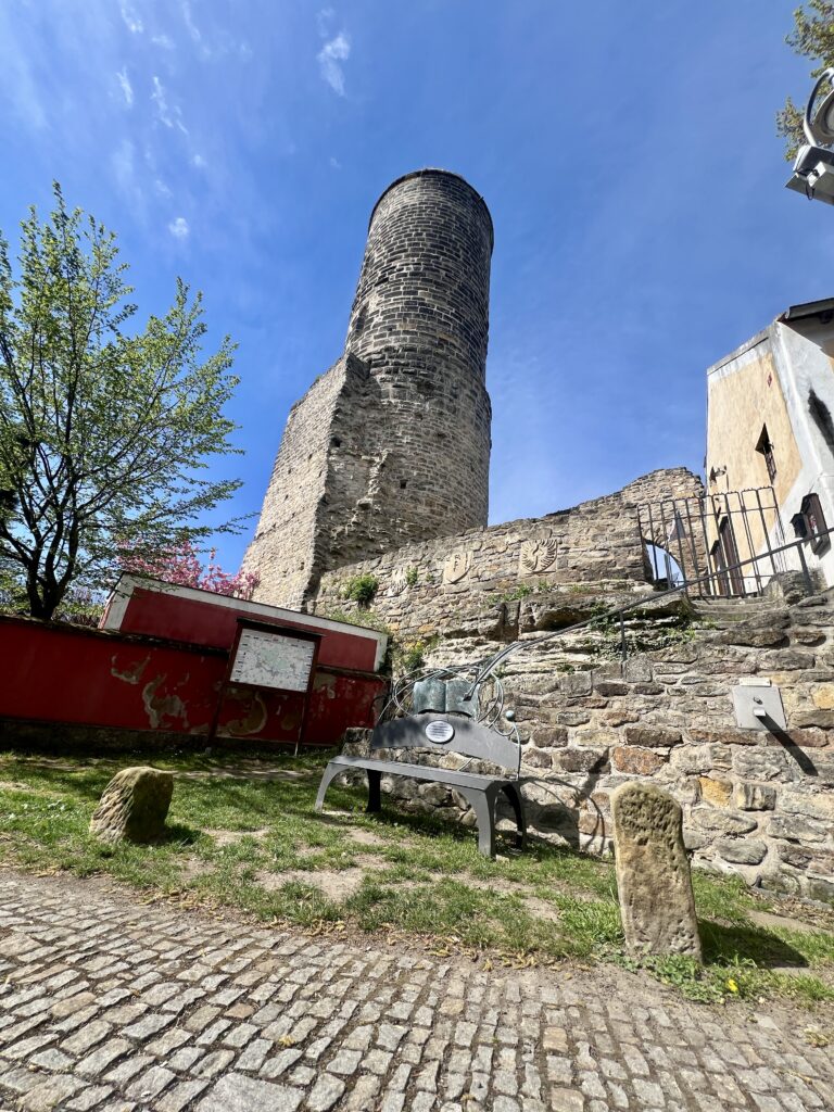 Zřícenina hradu Jenštejn_hradní věž_Jenštejn