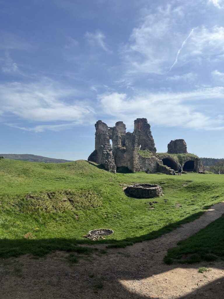 Zřícenina zámku Zvířetice_Greenway Jizera