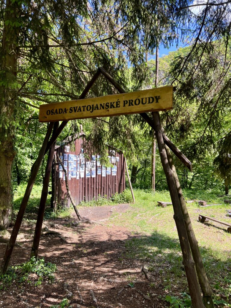 Pamětní stěna osady Svatojánské Proudy_Svatojánské proudy