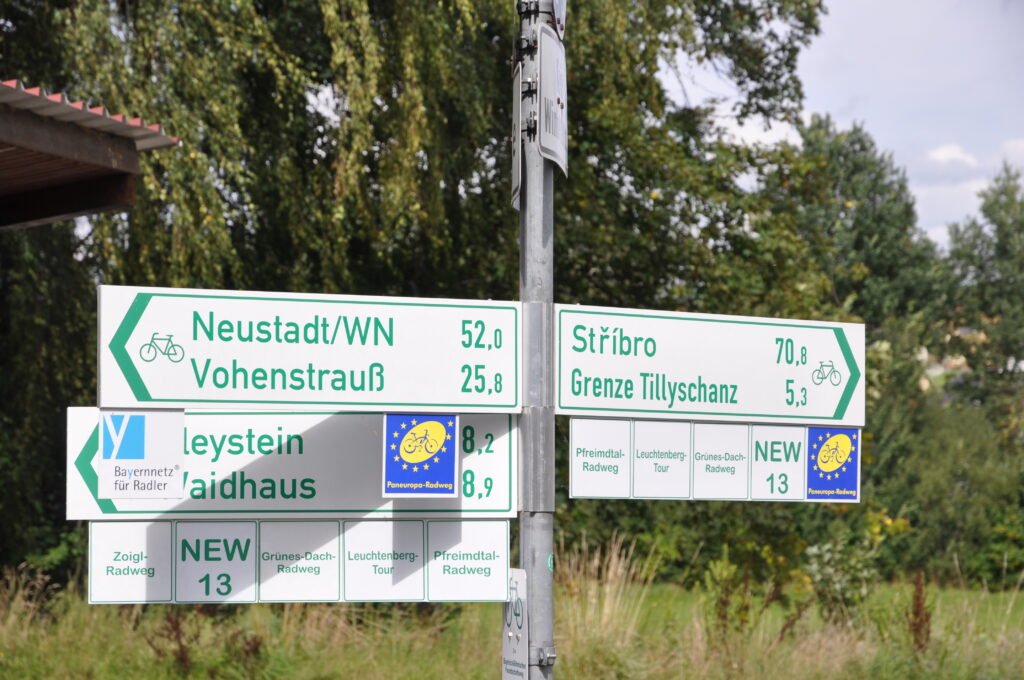 Směrovky_Bockl-Radweg_železniční cyklostezka
