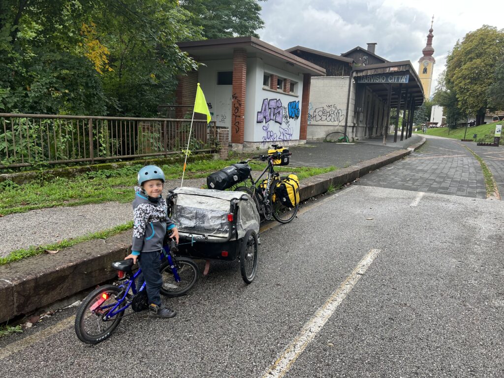 Železniční zastávka na ckylostezce Pontebanna_Alpe-Adria