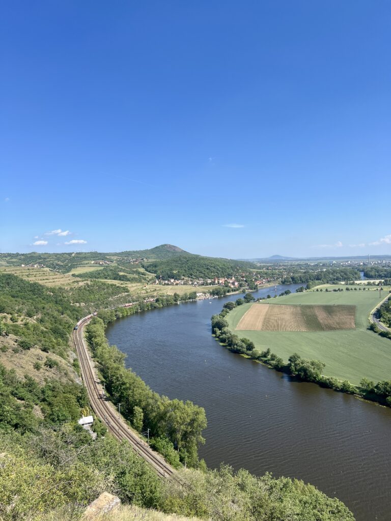 Výhled z vyhlídky Tři kříže_Libochovany